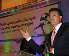 O governador Beto Richa lançou o programa Todos Iguais pela Educação, que garante para este ano um investimento de R$ 436 milhões nas escolas de ensino básico na modalidade educação especial.<br />
<br />
Veja mais fotos em: <a href=" http://www.flickr.com/photos/flavioarns/sets/72157632915877800/" target="_blank"> http://www.flickr.com/photos/flavioarns/</a>