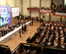 O governador Beto Richa lançou o programa Todos Iguais pela Educação, que garante para este ano um investimento de R$ 436 milhões nas escolas de ensino básico na modalidade educação especial.<br />
<br />
Veja mais fotos em: <a href=" http://www.flickr.com/photos/flavioarns/sets/72157632915877800/" target="_blank"> http://www.flickr.com/photos/flavioarns/</a>