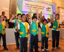 O governador Beto Richa lançou o programa Todos Iguais pela Educação, que garante para este ano um investimento de R$ 436 milhões nas escolas de ensino básico na modalidade educação especial.<br />
<br />
Veja mais fotos em: <a href=" http://www.flickr.com/photos/flavioarns/sets/72157632915877800/" target="_blank"> http://www.flickr.com/photos/flavioarns/</a>