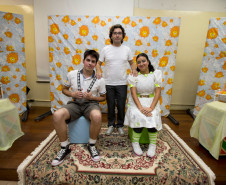 05-03-13 - Peça de Teatro no CEEP - Centro Estadual Educacional Profissional de Curitiba, na foto professor Marco e os alunos Joao e Tamires.