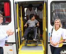 Entrega de ônibus adaptado para a prefeitura de Guaratuba.<br />
<br />
Veja mais fotos em: <a href=" http://www.flickr.com/photos/flavioarns/sets/72157632939731363/" target="_blank"> http://www.flickr.com/photos/flavioarns </a>