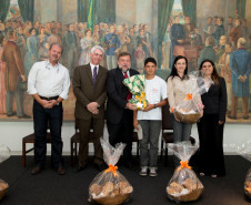 08-03-13 - Palácio Iguaçu - Cerimônia de entrega da premiação do concurso A Arte de Contar e Poetizar o Pão, aluno Guilherme Hemetério aluno do nono ano do Colégio Estadual Borell Du Vernay de Ponta Grossa e a professora Taciane Szymezak.