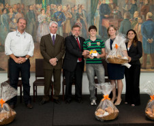 08-03-13 - Palácio Iguaçu - Cerimônia de entrega da premiação do concurso A Arte de Contar e Poetizar o Pão, aluno Lucas Ribeiro Mendes aluno do nono ano do Colégio Estadual Unidade Polo da cidade de Campo Mourão.