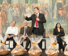 “A Arte de contar e poetizar o pão" é uma parceria entre a Secretaria e o Sindicato da Indústria de Panificação e Confeitaria do Estado do Paraná.<br />
<br />
Veja mais fotos em: <a href=" http://www.flickr.com/photos/flavioarns/sets/72157632944608769/" target="_blank"> http://www.flickr.com/photos/flavioarns/</a>