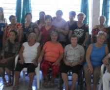 A equipe da Coordenação do Programa Brasil Alfabetizado e Paraná Alfabetizado do Núcleo Regional de educação de Toledo e a turma de alfabetização que se reúne na Associação de Moradores do bairro Tancredo Neves, em Toledo, participaram de um café cultural realizado nessa sexta-feira (08) para marcar o Dia Internacional da Mulher. 