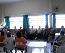 A equipe da Coordenação do Programa Brasil Alfabetizado e Paraná Alfabetizado do Núcleo Regional de educação de Toledo e a turma de alfabetização que se reúne na Associação de Moradores do bairro Tancredo Neves, em Toledo, participaram de um café cultural realizado nessa sexta-feira (08) para marcar o Dia Internacional da Mulher. 