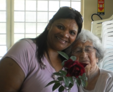 Aos 85 anos de vida Dona Euzébia recebe homenagem prestada por Jandira, aluna mais jovem da turma de alfabetização que se reúne na Associação de Moradores do bairro Tancredo Neves, em Toledo.