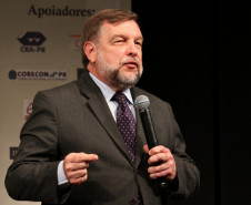 Flávio Arns discute formação e qualificação no CONEF 2011