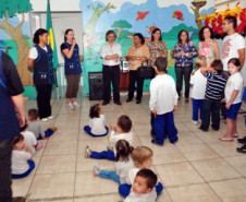 Representantes do Departamento de Educação Especial da Secretaria de Estado da Educação e professoras do curso de Psicologia da Universidade Federal do Paraná acompanharam nessa quarta-feira (13) a visita do professor do Departamento de Psicologia da Universidade de Évora, Portugal, Vitor Franco à Apae Curitiba. Franco é especialista na área de intervenção precoce no desenvolvimento infantil.
