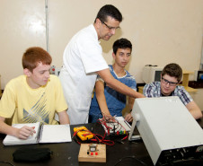13-03-13 - CEEP - Centro Estadual Educacional Profissional, laboratórios de aula, estudantes do curso técnico em Eletrônica Analógica.  