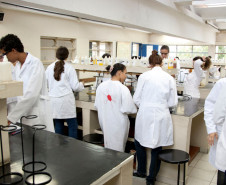 13-03-13 - CEEP - Centro Estadual Educacional Profissional, laboratórios de aula, aula de química analítica.  