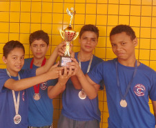 Estudante pratica a modalidade há oito meses, em atividade de contraturno, no Colégio Estadual Jardim Interlagos, em Cascavel.