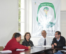 A Copa do Mundo 2014 será tema de aula nas escolas da rede estadual de educação do Paraná. A proposta Caderno de Orientações Pedagógicas Copa Fifa 2014, que está sendo elaborada pela Secretaria da Educação, foi apresentada nessa quarta-feira (20), durante reunião da Câmara da Educação e Cultura da Secretaria Especial para Assuntos da Copa do Mundo. 