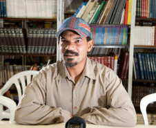 20-03-13 - Curitiba - Valdemir Aparecido Moraes estuda Segurança no Trabalho.
