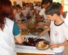 Outras mudanças também acontecem na infrestrutura da escola. Além da adequação dos espaços para atender melhor os alunos, há um aumento no número de refeições. Agora, são quatro vezes por dia: café na manhã, lanche da manhã, almoço e lanche da tarde. 