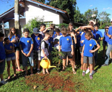 Os alunos da Escola Estadual da Cango, em Francisco Beltrão, que participam da atividade complementar em contraturno, tiveram uma palestra com técnicos ambientais da Secretaria de Estadão do Meio Ambiente e Recursos Hídricos sobre o uso desordenado da água potável, a falta de proteção dos rios, o desmatamento e demais problemas ambientais.
