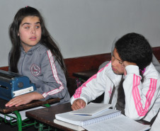 O respeito às diferenças é uma ação diária para os alunos do Colégio Estadual Desembargador Jorge Andriguetto, em Fazenda Rio Grande, na Região Metropolitana de Curitiba. Em várias turmas do ensino convencional estão matriculados 35 alunos e, dentre eles, encontram-se estudantes surdos, com baixa visão, cegueira, deficiência intelectual, deficiência física neuromotora, transtornos globais do desenvolvimento e altas habilidades (superdotação).