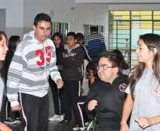 O respeito às diferenças é uma ação diária para os alunos do Colégio Estadual Desembargador Jorge Andriguetto, em Fazenda Rio Grande, na Região Metropolitana de Curitiba. Em várias turmas do ensino convencional estão matriculados 35 alunos e, dentre eles, encontram-se estudantes surdos, com baixa visão, cegueira, deficiência intelectual, deficiência física neuromotora, transtornos globais do desenvolvimento e altas habilidades (superdotação).