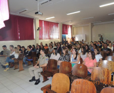Foi realizado na última semana de março, no Colégio Estadual de Campo Mourão, o Curso de capacitação da Brigada Escolar. O evento, que teve a presença dos soldados do Corpo de Bombeiros, capacitou 88 professores e diretores de escolas do Núcleo Regional de Educação (NRE) de Campo Mourão, além de instruir alunos em situações de emergência.