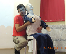 Foi realizado na última semana de março, no Colégio Estadual de Campo Mourão, o Curso de capacitação da Brigada Escolar. O evento, que teve a presença dos soldados do Corpo de Bombeiros, capacitou 88 professores e diretores de escolas do Núcleo Regional de Educação (NRE) de Campo Mourão, além de instruir alunos em situações de emergência.