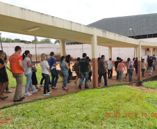 Foi realizado na última semana de março, no Colégio Estadual de Campo Mourão, o Curso de capacitação da Brigada Escolar. O evento, que teve a presença dos soldados do Corpo de Bombeiros, capacitou 88 professores e diretores de escolas do Núcleo Regional de Educação (NRE) de Campo Mourão, além de instruir alunos em situações de emergência.