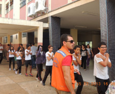 Foi realizado na última semana de março, no Colégio Estadual de Campo Mourão, o Curso de capacitação da Brigada Escolar. O evento, que teve a presença dos soldados do Corpo de Bombeiros, capacitou 88 professores e diretores de escolas do Núcleo Regional de Educação (NRE) de Campo Mourão, além de instruir alunos em situações de emergência.