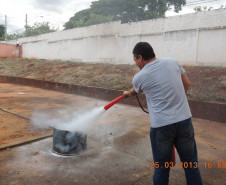 Foi realizado na última semana de março, no Colégio Estadual de Campo Mourão, o Curso de capacitação da Brigada Escolar. O evento, que teve a presença dos soldados do Corpo de Bombeiros, capacitou 88 professores e diretores de escolas do Núcleo Regional de Educação (NRE) de Campo Mourão, além de instruir alunos em situações de emergência.
