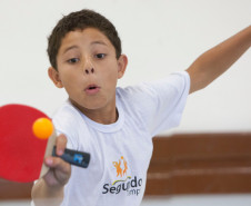 26-03-13 - Colegio Estadual Nilson Ribas na Rua Jaime Veiga no Seminario, aula de enis de mesa, Michel Jose da Silva. Foto: Hedeson Alves