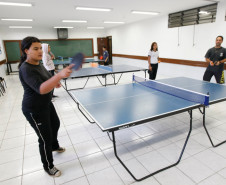 26-03-13 - Colegio Estadual Nilson Ribas na Rua Jaime Veiga no Seminario, aula de enis de mesa. Foto: 