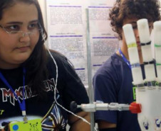 Estudantes do Colégio Estadual Vicente Rijo, em Londrina, participaram da Feira Brasileira de Ciências e Engenharia (Febrace), em São Paulo, com um experimento inusitado. Após quase um ano de pesquisa e experimentações, Cecília Valério Feliciano, 16, e Elias Justino de Oliveira Junior, 15, apresentaram o protótipo de uma mão biônica criada com matérias de baixo custo como uma proposta mais econômica em relação às próteses já existentes. 
