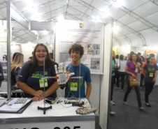 Estudantes do Colégio Estadual Vicente Rijo, em Londrina, participaram da Feira Brasileira de Ciências e Engenharia (Febrace), em São Paulo, com um experimento inusitado. Após quase um ano de pesquisa e experimentações, Cecília Valério Feliciano, 16, e Elias Justino de Oliveira Junior, 15, apresentaram o protótipo de uma mão biônica criada com matérias de baixo custo como uma proposta mais econômica em relação às próteses já existentes. 