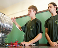 14-03-13 - CEEP NEwton Freire Maia - Alunos do quarto ano do curso Energia Alternativa, Rogério Vidolin de 17 anos e Eduardo Verlise da Silva de 17 anos.  