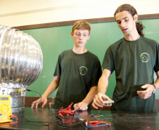 14-03-13 - CEEP NEwton Freire Maia - Alunos do quarto ano do curso Energia Alternativa, Rogério Vidolin de 17 anos e Eduardo Verlise da Silva de 17 anos.  