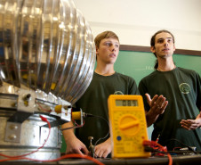 14-03-13 - CEEP NEwton Freire Maia - Alunos do quarto ano do curso Energia Alternativa, Rogério Vidolin de 17 anos e Eduardo Verlise da Silva de 17 anos.  