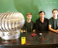 14-03-13 - CEEP NEwton Freire Maia - Alunos do quarto ano do curso Energia Alternativa, Rogério Vidolin de 17 anos e Eduardo Verlise da Silva de 17 anos e o coordenador do curso Reinaldo Strapasson.  