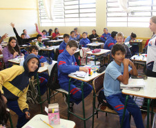 O Colégio Estadual da Lagoa vai passar por reformas e reparos emergenciais. A escola receberá R$ 150 mil por meio do programa de Recursos Descentralizados. Este ano a Secretaria vai repassar recursos diretamente para cerca de 500 escolas fazerem obras descentralizadas. O investimento chegará a R$ 70 milhões.<br />
<br />
Veja mais fotos em: <a href=" http://www.flickr.com/photos/flavioarns/sets/72157633202194133/" target="_blank"> http://www.flickr.com/photos/flavioarns/</a>