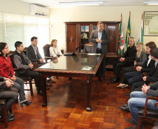 Os alunos, com idade entre 14 e 25 anos, integram o programa de intercâmbio com estudantes franceses e paranaenses para valorização da educação do campo. <br />
<br />
Veja mais fotos em: <a href="link propriamente dito" target="_blank">texto que vai aparecer</a>