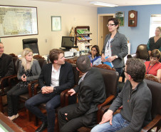 Os alunos, com idade entre 14 e 25 anos, integram o programa de intercâmbio com estudantes franceses e paranaenses para valorização da educação do campo. <br />
<br />
Veja mais fotos em: <a href="link propriamente dito" target="_blank">texto que vai aparecer</a>