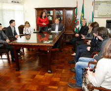 09-04-13 - Curitiba - Secretaria de Educação do Estado do Paraná - visita franceses que ficaram no Paraná.