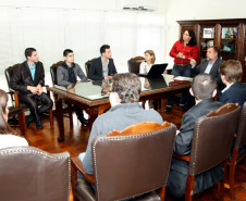09-04-13 - Curitiba - Secretaria de Educação do Estado do Paraná - visita franceses que ficaram no Paraná.