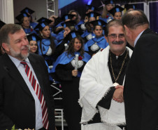 O Governo do Paraná está dando solução definitiva para o drama dos 30 mil professores que há quase uma década esperavam para validar diplomas da Faculdade Vizinhança Vale do Iguaçu (Vizivali).<br />
<br />
Veja mais fotos em: <a href=" http://www.flickr.com/photos/flavioarns/sets/72157633170810214/" target="_blank"> http://www.flickr.com/photos/flavioarns/</a>