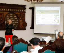 Curitiba - 16-04-13 - Fórum Estadual de Educação na sala Homero de Barros no prédio Dom Pedro I na Reitoria da UFPR. 