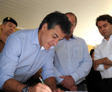 Governador Beto Richa acompanhado pelo Prefeito José Altair Moreira e pela primeira dama  do município, Marilda Alves Moreira, Secertário de Desenvolvimento Urbano, Deputado Ratinho Junior, Secertário da Saúde, Michele Caputo Neto, Secertário da Infraestrutura e Logística, José Richa Filho, comandante-geral da PM, Coronel Roberson Bondaruk, Deputados Alexandre Curi e Francisco Buhrer e demais autoridades, entrega a população as novas instalações do Destacamento Policial Militar, entrega