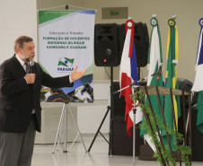 O vice-governador e secretário de Estado da Educação, Flávio Arns, diplomou nessa quarta-feira (27), em Guarapuava, a primeira turma de docentes indígenas bilíngue Guarani e a segunda turma Caingangue do Estado