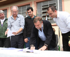 O vice-governador e secretário de Estado da Educação, Flávio Arns, assinou nesta semana a ordem de serviço para reforma geral no Colégio Estadual Professor Júlio César. <br />
<br />
Veja mais fotos em: <a href=" http://www.flickr.com/photos/flavioarns/sets/72157633280165942/" target="_blank"> http://www.flickr.com/photos/flavioarns/</a>