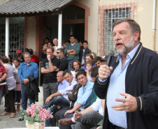 O vice-governador e secretário de Estado da Educação, Flávio Arns, assinou nesta semana a ordem de serviço para reforma geral no Colégio Estadual Professor Júlio César. <br />
<br />
Veja mais fotos em: <a href=" http://www.flickr.com/photos/flavioarns/sets/72157633280165942/" target="_blank"> http://www.flickr.com/photos/flavioarns/</a>