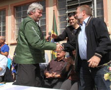 O vice-governador e secretário de Estado da Educação, Flávio Arns, assinou nesta semana a ordem de serviço para reforma geral no Colégio Estadual Professor Júlio César. <br />
<br />
Veja mais fotos em: <a href=" http://www.flickr.com/photos/flavioarns/sets/72157633280165942/" target="_blank"> http://www.flickr.com/photos/flavioarns/</a>