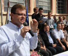 O vice-governador e secretário de Estado da Educação, Flávio Arns, assinou nesta semana a ordem de serviço para reforma geral no Colégio Estadual Professor Júlio César. <br />
<br />
Veja mais fotos em: <a href=" http://www.flickr.com/photos/flavioarns/sets/72157633280165942/" target="_blank"> http://www.flickr.com/photos/flavioarns/</a>