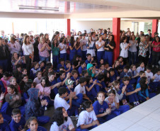 A reforma do Colégio Estadual Presidente Costa e Silva, que atende a 771 alunos nos três períodos, durou 12 meses e custou R$ 1,6 milhão. A comunidade aguardava a obra há 18 anos. A situação da escola ficou tão ruim que ela chegou a ser interditada por dez dias no começo de 2011.<br />
<br />
Veja mais fotos em: <a href=" http://www.flickr.com/photos/flavioarns/sets/72157633286726124/" target="_blank"> http://www.flickr.com/photos/flavioarns/</a>