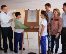 A reforma do Colégio Estadual Presidente Costa e Silva, que atende a 771 alunos nos três períodos, durou 12 meses e custou R$ 1,6 milhão. A comunidade aguardava a obra há 18 anos. A situação da escola ficou tão ruim que ela chegou a ser interditada por dez dias no começo de 2011.<br />
<br />
Veja mais fotos em: <a href=" http://www.flickr.com/photos/flavioarns/sets/72157633286726124/" target="_blank"> http://www.flickr.com/photos/flavioarns/</a>